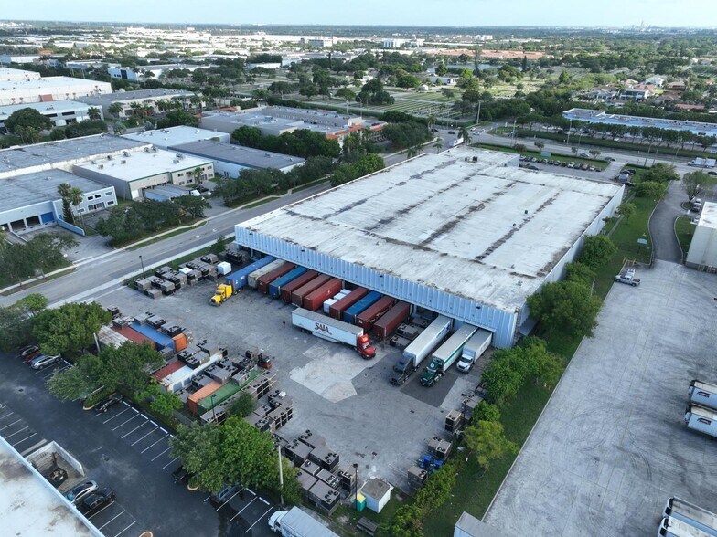 10100 NW 25th St, Miami, FL à louer - Photo de l’immeuble – Image 3 sur 4