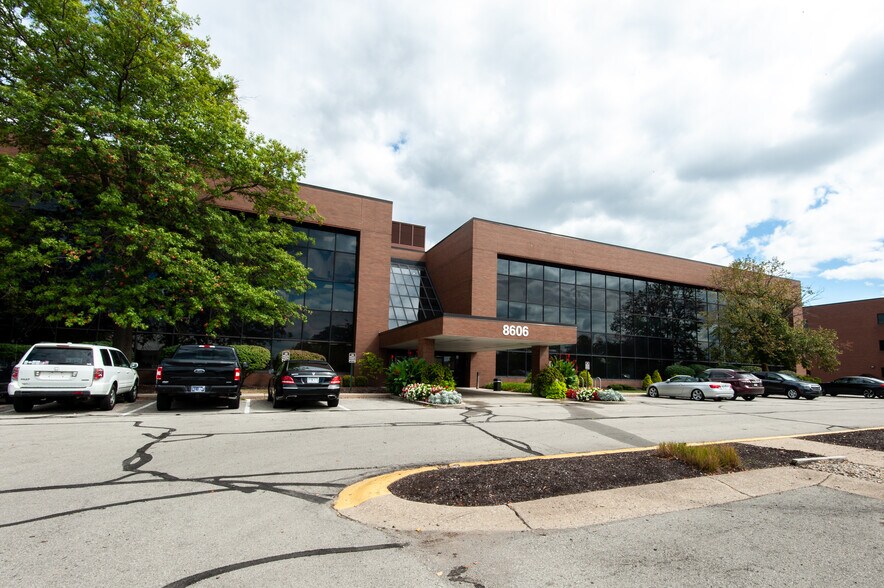 8604 Allisonville Rd, Indianapolis, IN à louer - Photo de l’immeuble – Image 1 sur 28