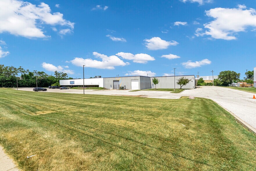 1200 E Devon Ave, Elk Grove Village, IL à louer - Photo de l’immeuble – Image 2 sur 7