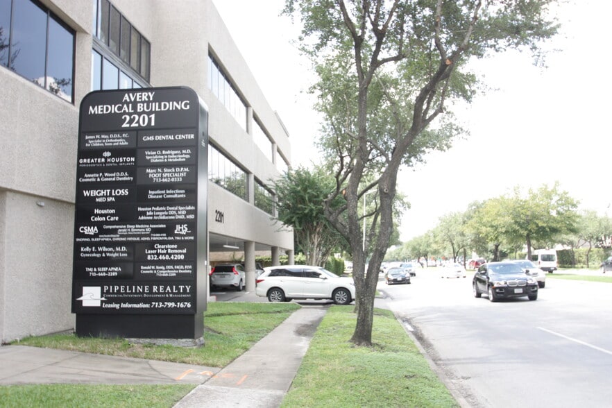 2201 W Holcombe Blvd, Houston, TX à louer - Photo de l’immeuble – Image 3 sur 9