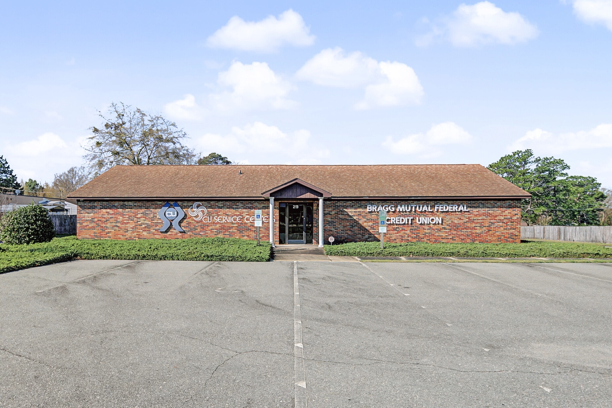 219 N Main St, Spring Lake, NC à vendre Photo principale– Image 1 sur 57