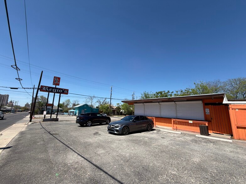 1701 E Houston St, San Antonio, TX à louer - Photo de l’immeuble – Image 2 sur 13