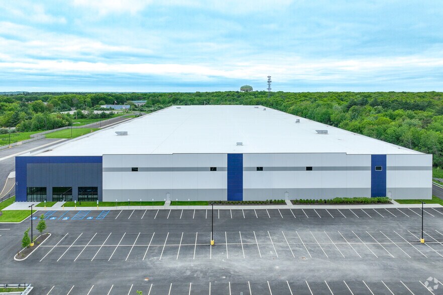 211 Highland St, East Bridgewater, MA à louer - Photo de l’immeuble – Image 2 sur 9