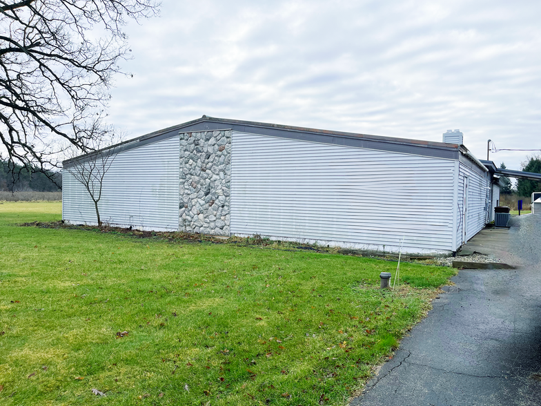 810 17 Mile Rd NE, Cedar Springs, MI à vendre - Photo de l’immeuble – Image 2 sur 7