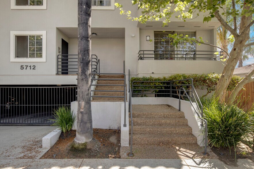 5712 Camellia Ave, North Hollywood, CA à vendre - Photo de l’immeuble – Image 2 sur 20