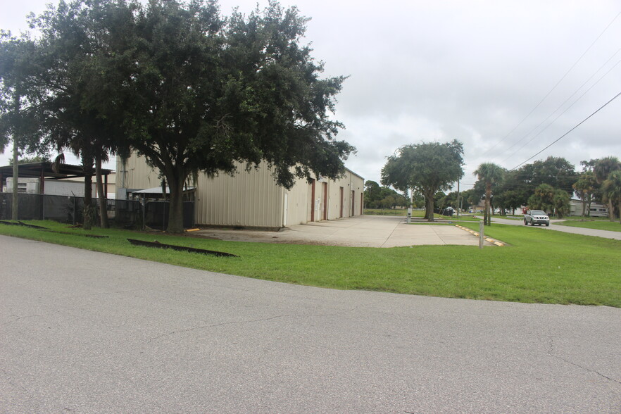 1731 Fern Palm Dr, Edgewater, FL à vendre - Photo de l’immeuble – Image 2 sur 6