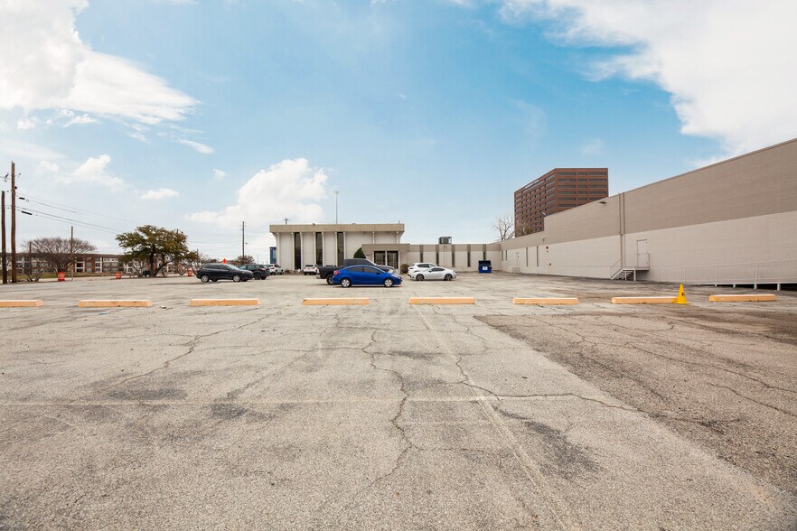 9244 Markville Dr, Dallas, TX à louer - Photo de l’immeuble – Image 3 sur 7