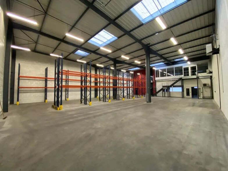 Local d’activités dans Oullins à louer - Photo intérieure – Image 2 sur 8