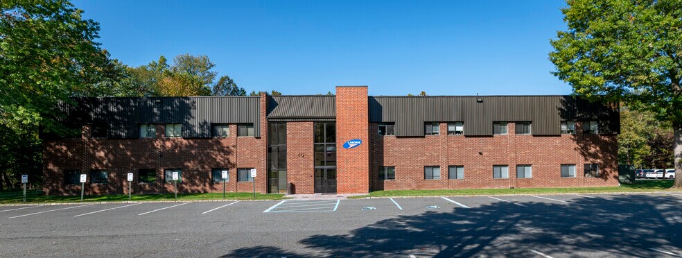 40 Ramland Rd, Orangeburg, NY à louer - Photo de l’immeuble – Image 1 sur 2