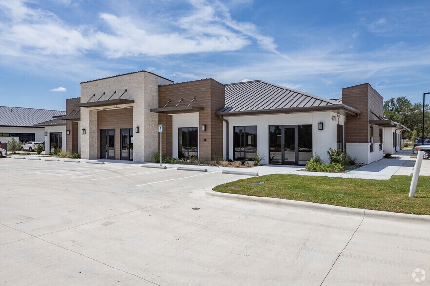 4871 Williams Dr, Georgetown, TX à louer - Photo de l’immeuble – Image 1 sur 34