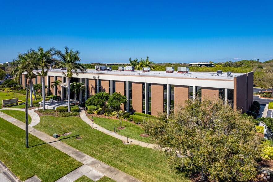701 94th Ave N, Saint Petersburg, FL à louer - Photo de l’immeuble – Image 2 sur 6
