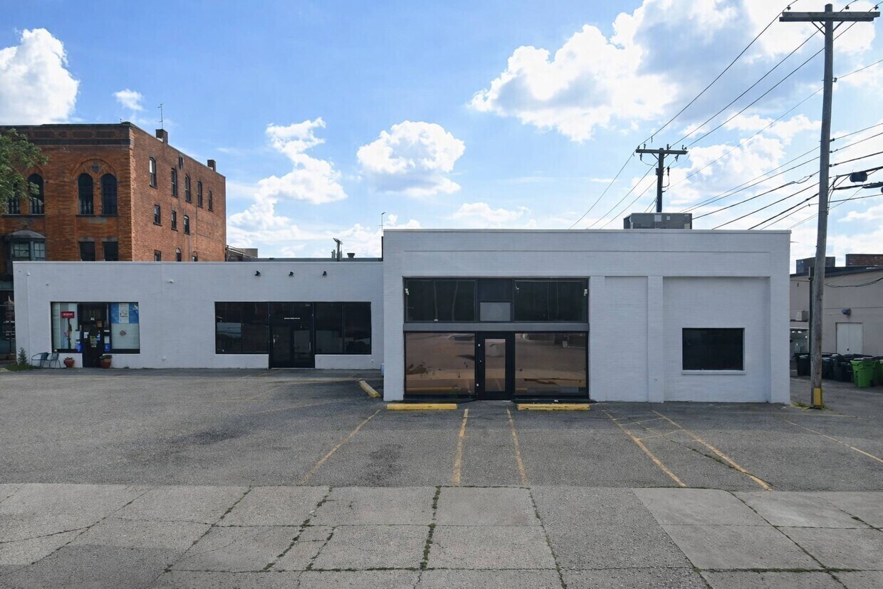 304-318 N Wooster Ave, Dover, OH à louer Photo de l’immeuble– Image 1 sur 4