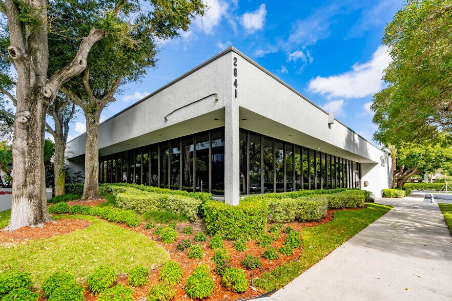 2841 W Cypress Creek Rd, Fort Lauderdale, FL à louer - Photo de l’immeuble – Image 3 sur 13