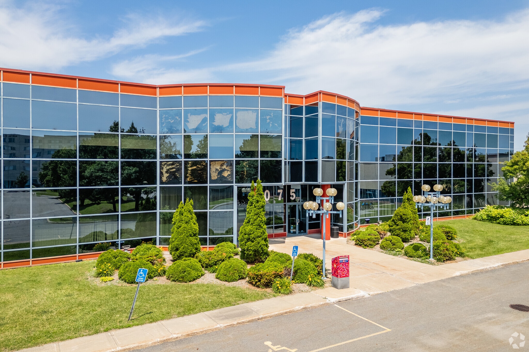 7075 Pl Robert-Joncas, Saint-Laurent, QC à louer Photo principale– Image 1 sur 6