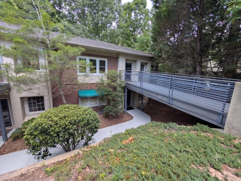 101 Cloister Ct, Chapel Hill, NC à louer - Photo de l’immeuble – Image 2 sur 17
