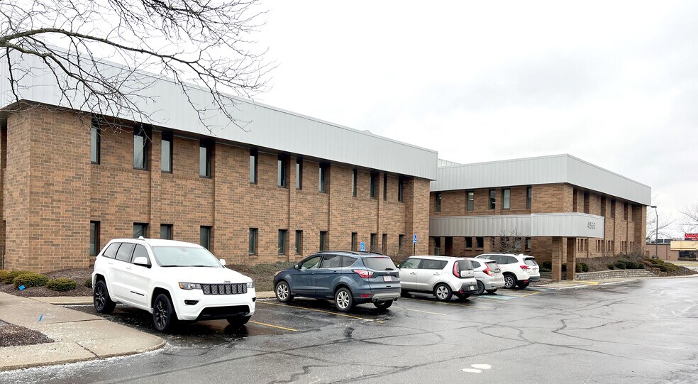 4565 Dressler Rd NW, Canton, OH à louer - Photo de l’immeuble – Image 2 sur 7