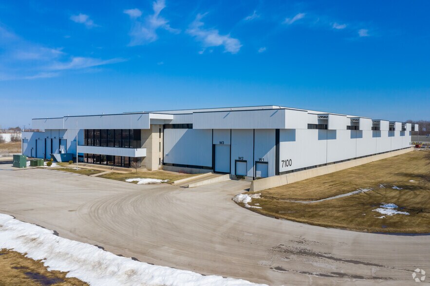 7100 W Calumet Rd, Milwaukee, WI à louer - Photo de l’immeuble – Image 1 sur 6