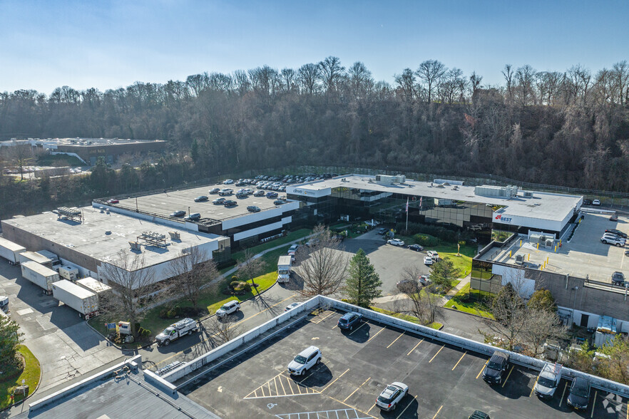 99 Seaview Blvd, Port Washington, NY à louer - Photo principale – Image 1 sur 6
