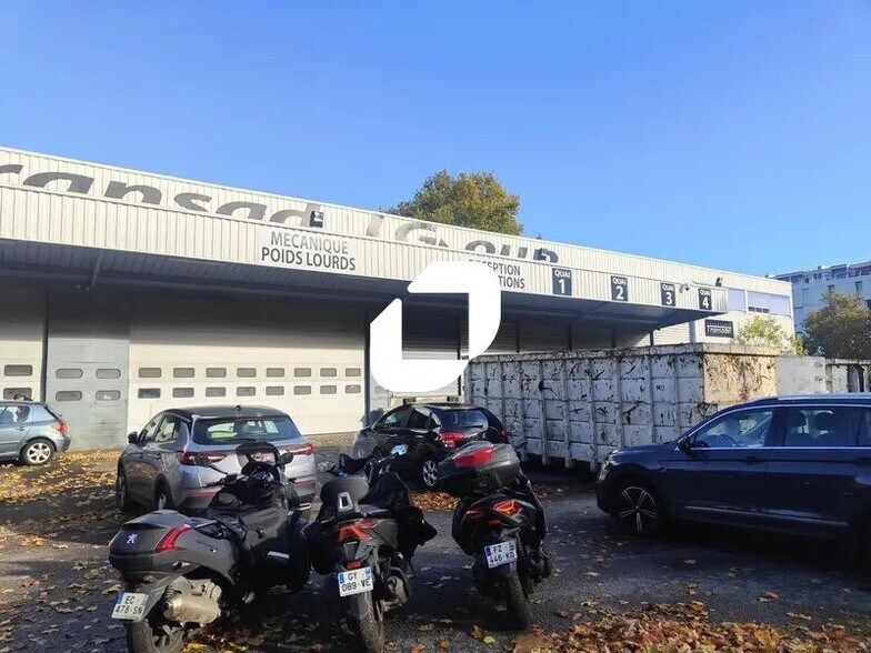 Local d’activités dans Villeneuve-la-Garenne à louer - Photo de l’immeuble – Image 2 sur 6