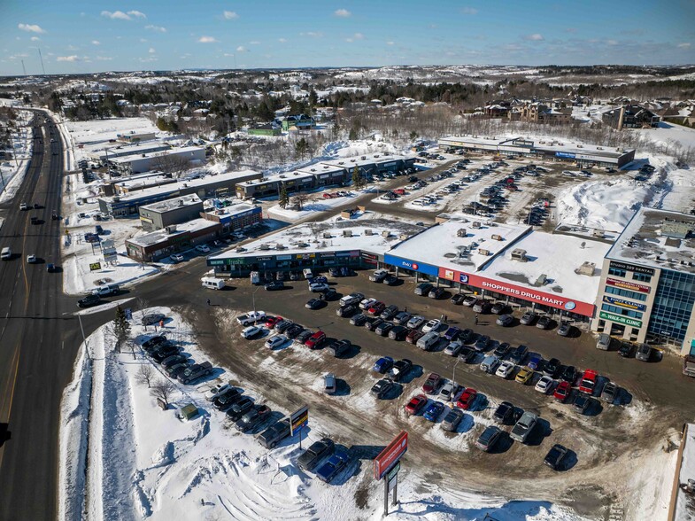 2021 Long Lake Rd, Sudbury, ON à louer - Photo principale – Image 1 sur 10