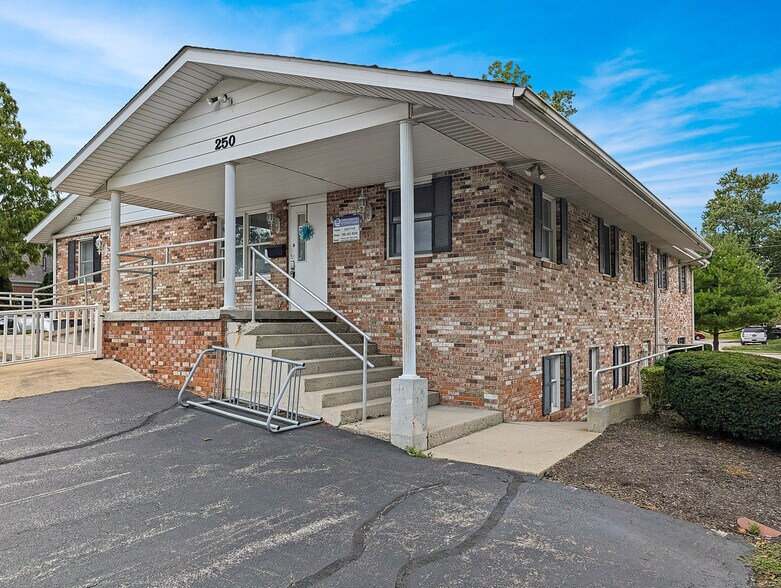 250 Alhambra Ave, Frankfort, IN à louer - Photo de l’immeuble – Image 1 sur 39