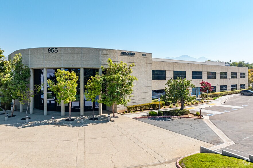 955 Overland Ct, San Dimas, CA à louer - Photo de l’immeuble – Image 2 sur 15