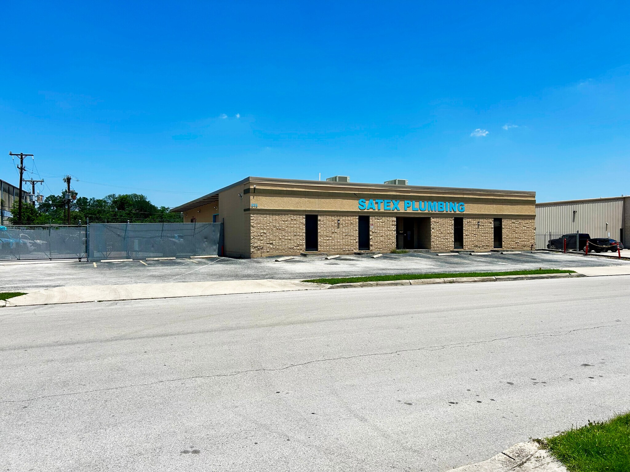 313 N Park Dr, San Antonio, TX à louer Photo de l’immeuble– Image 1 sur 5