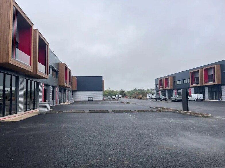 Local d’activités dans Éragny à louer - Photo de l’immeuble – Image 2 sur 20