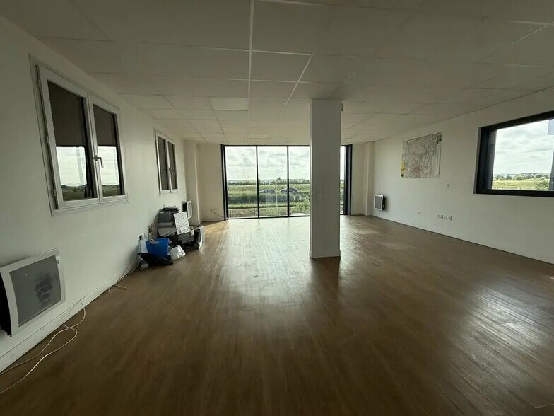 Local d’activités dans Beauvais à louer - Photo de l’immeuble – Image 3 sur 7