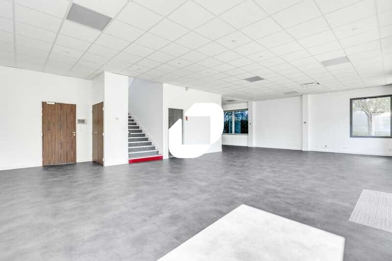 Local d’activités dans Le Blanc-Mesnil à louer - Photo intérieure – Image 1 sur 26