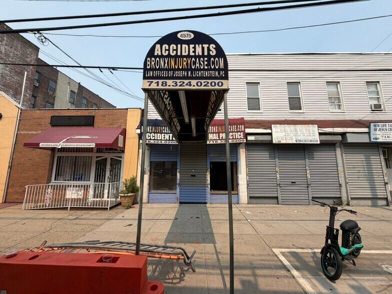 4575-4577 White Plains Rd, Bronx, NY à louer - Photo de l’immeuble – Image 1 sur 1