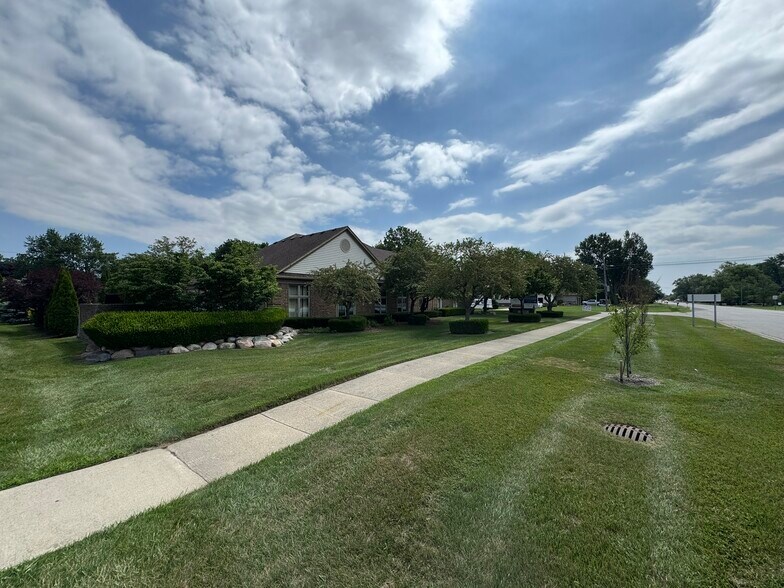 43120 Utica Rd, Sterling Heights, MI à louer - Photo de l’immeuble – Image 2 sur 18