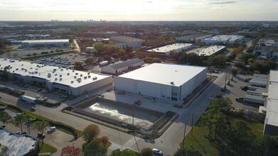 Rothway Street & Beeman Way, Houston, TX à louer Photo de l’immeuble– Image 1 sur 2