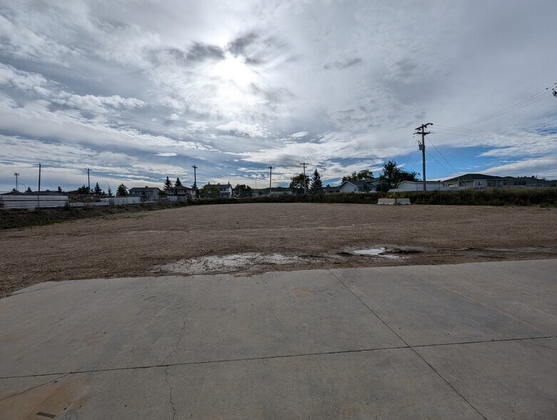8101 102 Ave, Peace River, AB à louer - Photo de l’immeuble – Image 3 sur 20