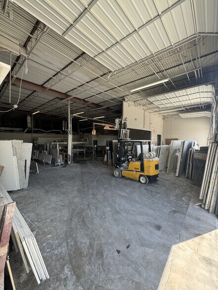 10031 Monroe Dr, Dallas, TX à louer - Photo de l’immeuble – Image 3 sur 8