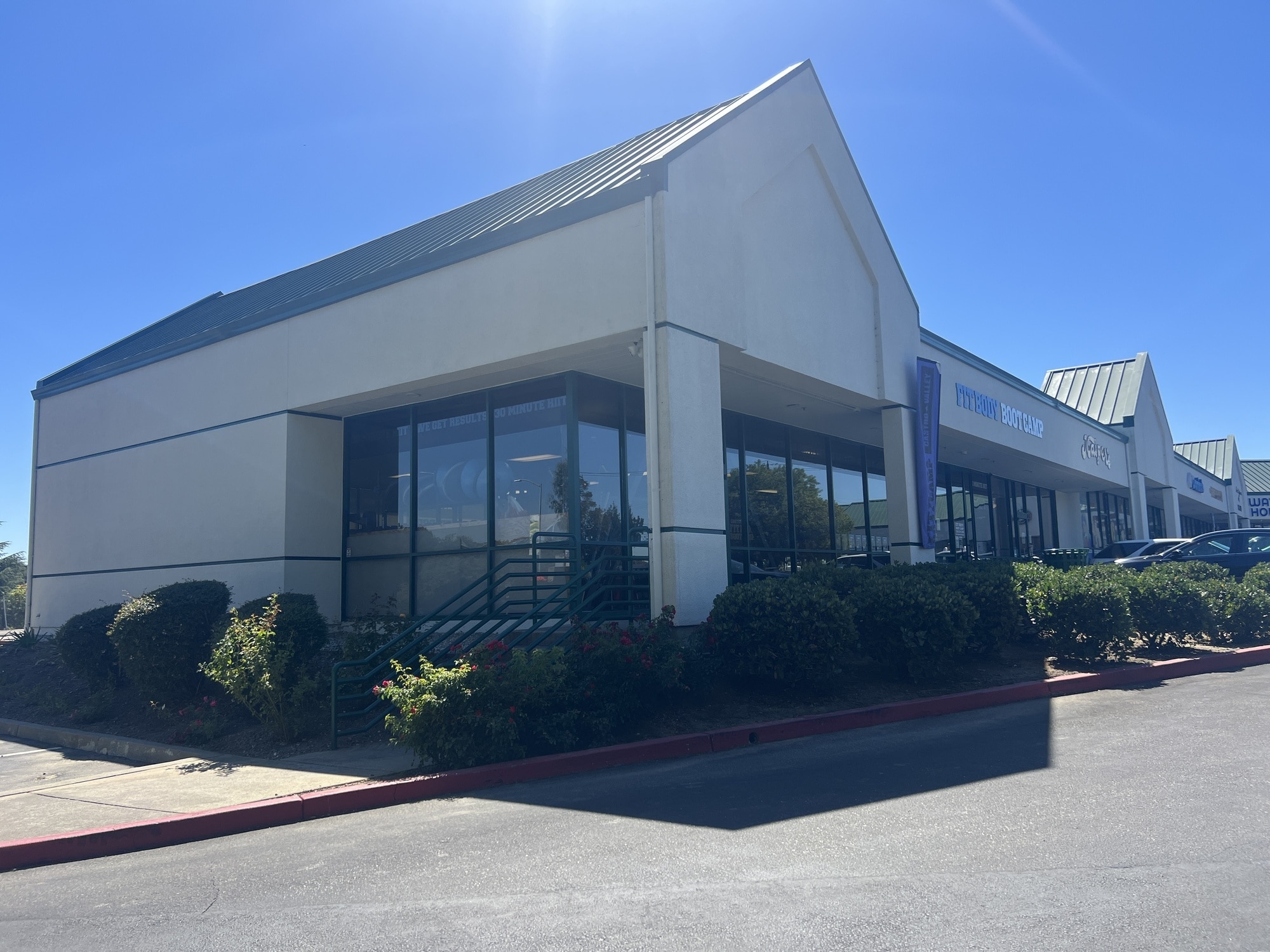 3300 E Castro Valley Blvd, Castro Valley, CA à louer Photo de l’immeuble– Image 1 sur 9