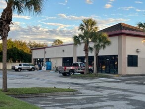 11571-11581 Gladiolus Dr, Fort Myers, FL à louer Photo intérieure– Image 2 sur 2