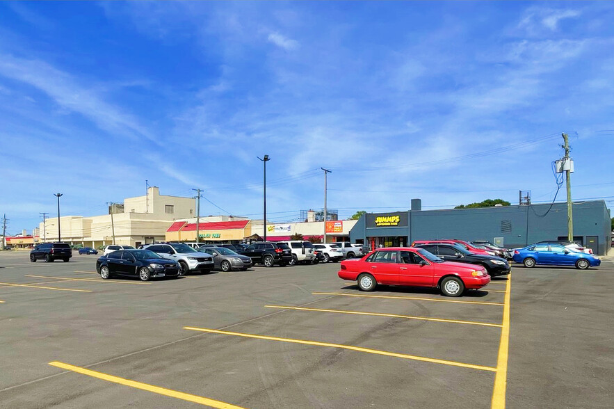 3574-3760 Fort St, Lincoln Park, MI à louer - Photo de l’immeuble – Image 2 sur 27
