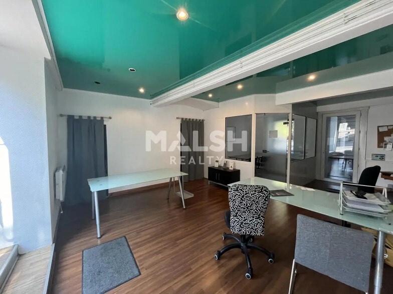 Local commercial dans Saint-Genis-Laval à vendre - Photo de l’immeuble – Image 1 sur 5