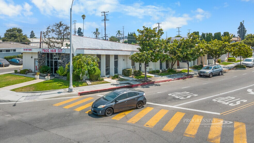 461-469 W Valencia Dr, Fullerton, CA à vendre - Photo de l’immeuble – Image 2 sur 8