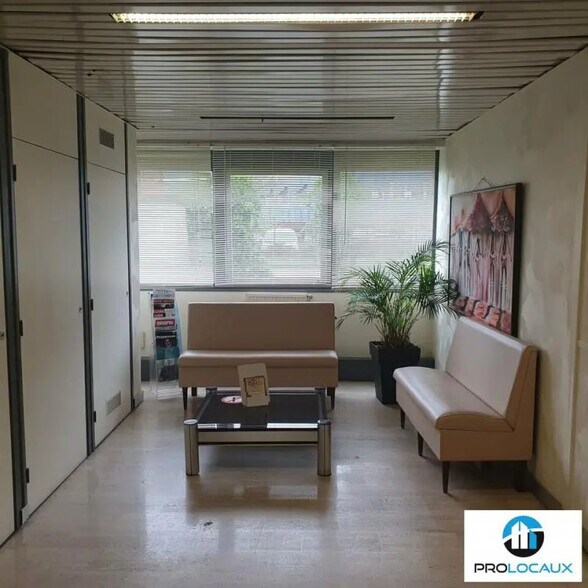 Bureau dans SAINT EGREVE à louer - Photo de l’immeuble – Image 3 sur 8