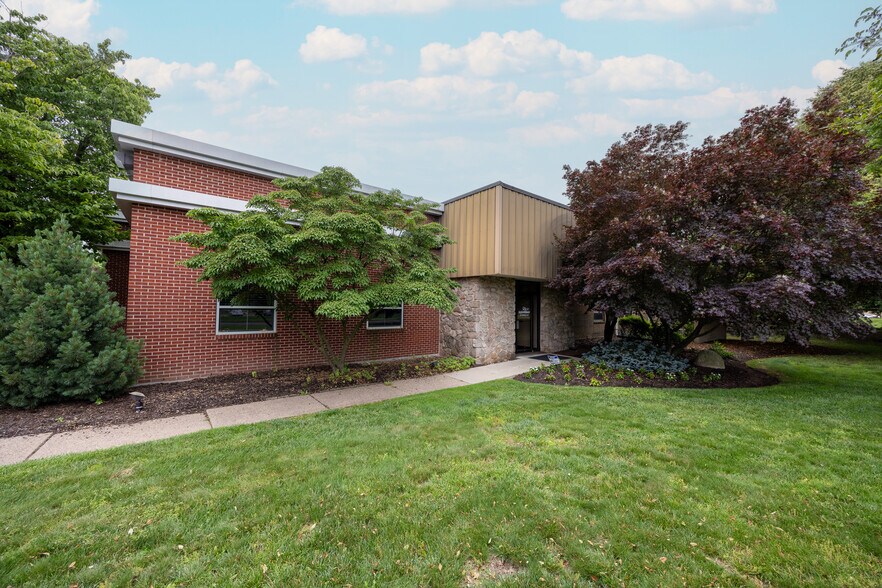 99 Newbold Rd, Fairless Hills, PA à louer - Photo de l’immeuble – Image 3 sur 6