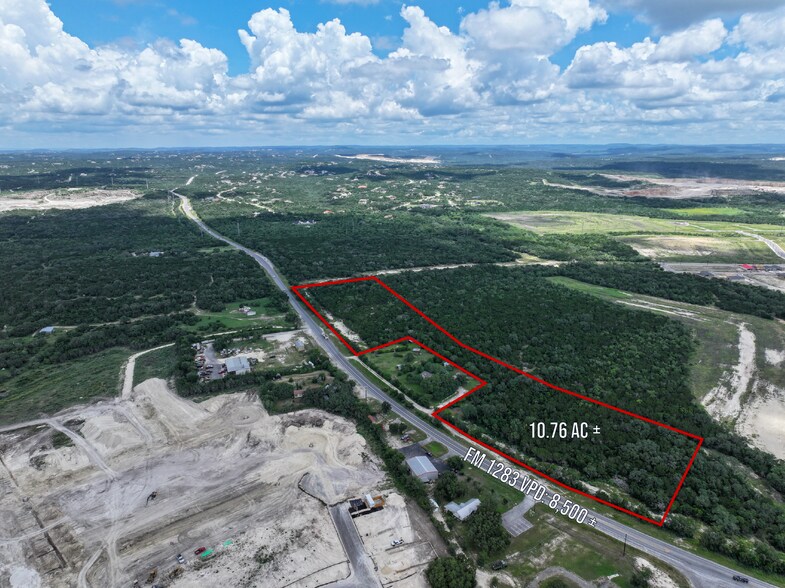 10.76 AC +/- on FM 1283, Rio Medina, TX à vendre - Photo de l’immeuble – Image 2 sur 6