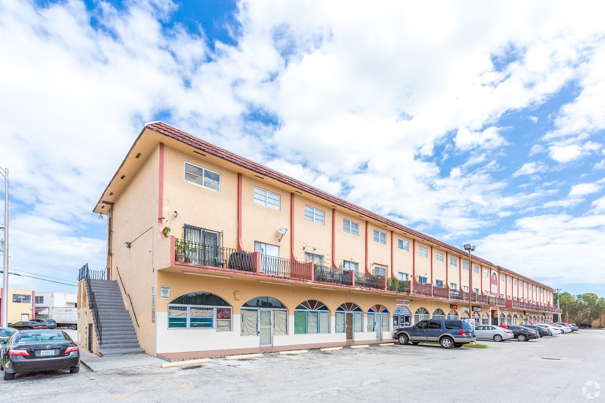 1551 W Okeechobee Rd, Hialeah, FL à louer Photo principale– Image 1 sur 5