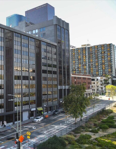 316 W 2nd St, Los Angeles, CA à louer - Photo de l’immeuble – Image 3 sur 27