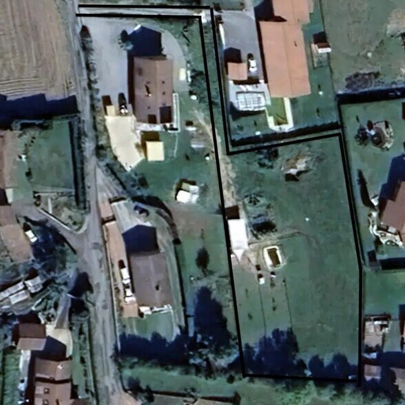 Terrain dans Cours à vendre - Photo de l’immeuble – Image 2 sur 3