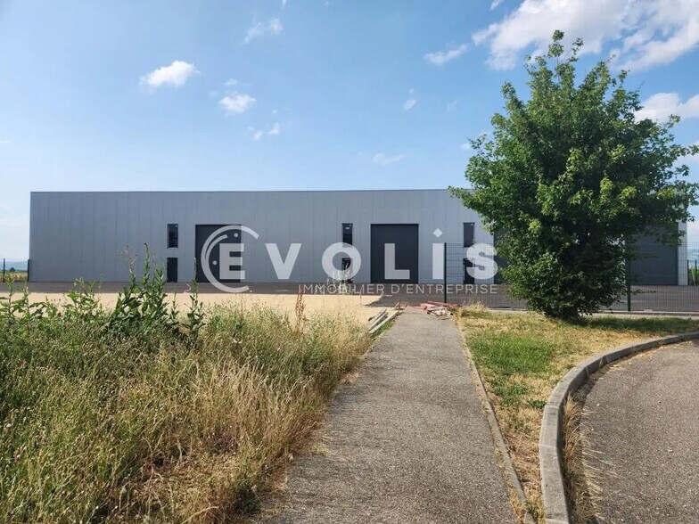 Local d’activités dans La Côte-Saint-André à louer - Photo de l’immeuble – Image 1 sur 13