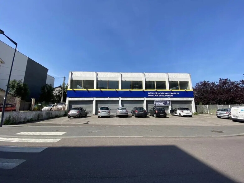 Local d’activités dans Le Petit-Quevilly à louer - Photo de l’immeuble – Image 1 sur 4