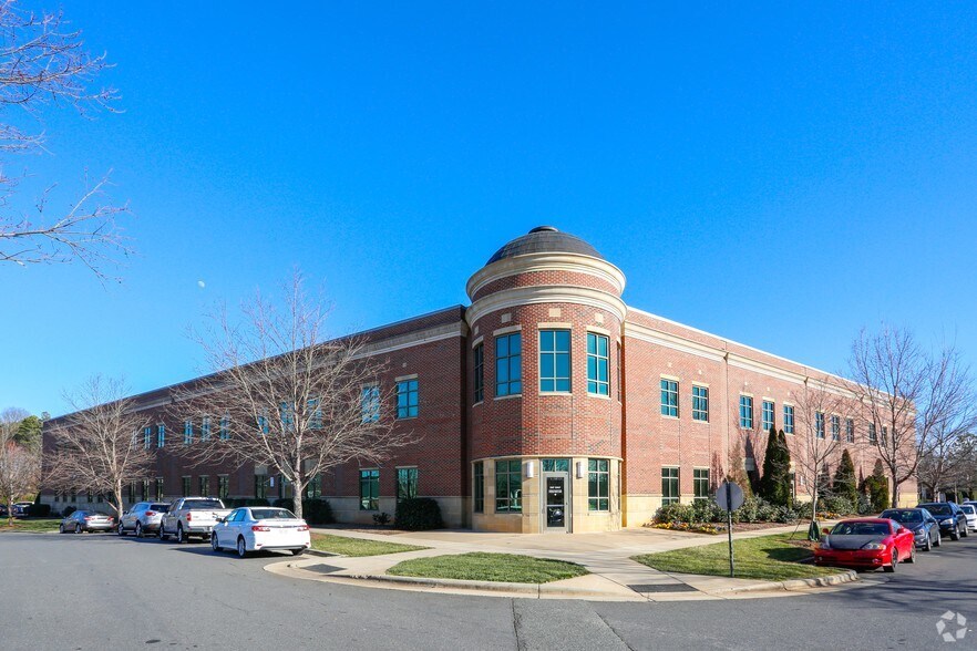 14330 OakHill Park Ln, Huntersville, NC à louer - Photo de l’immeuble – Image 2 sur 5