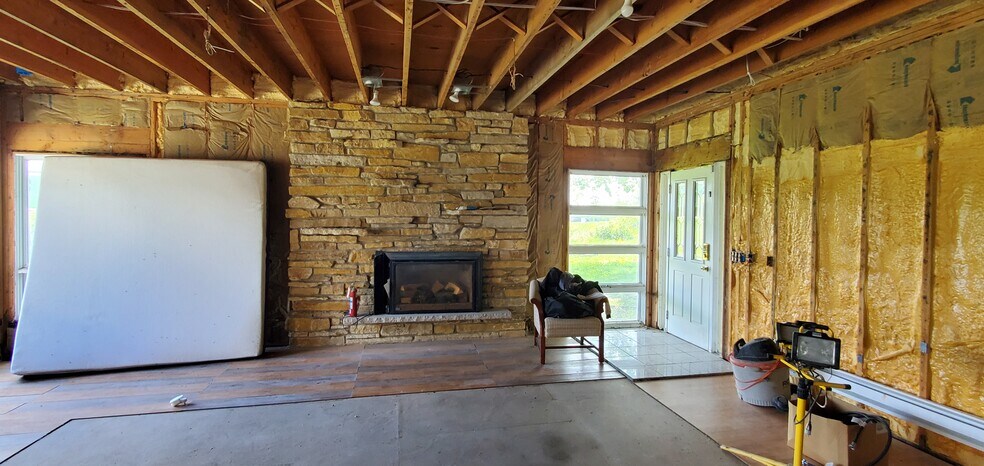 685 Lois Dr, Sun Prairie, WI à vendre - Photo de l’immeuble – Image 2 sur 14
